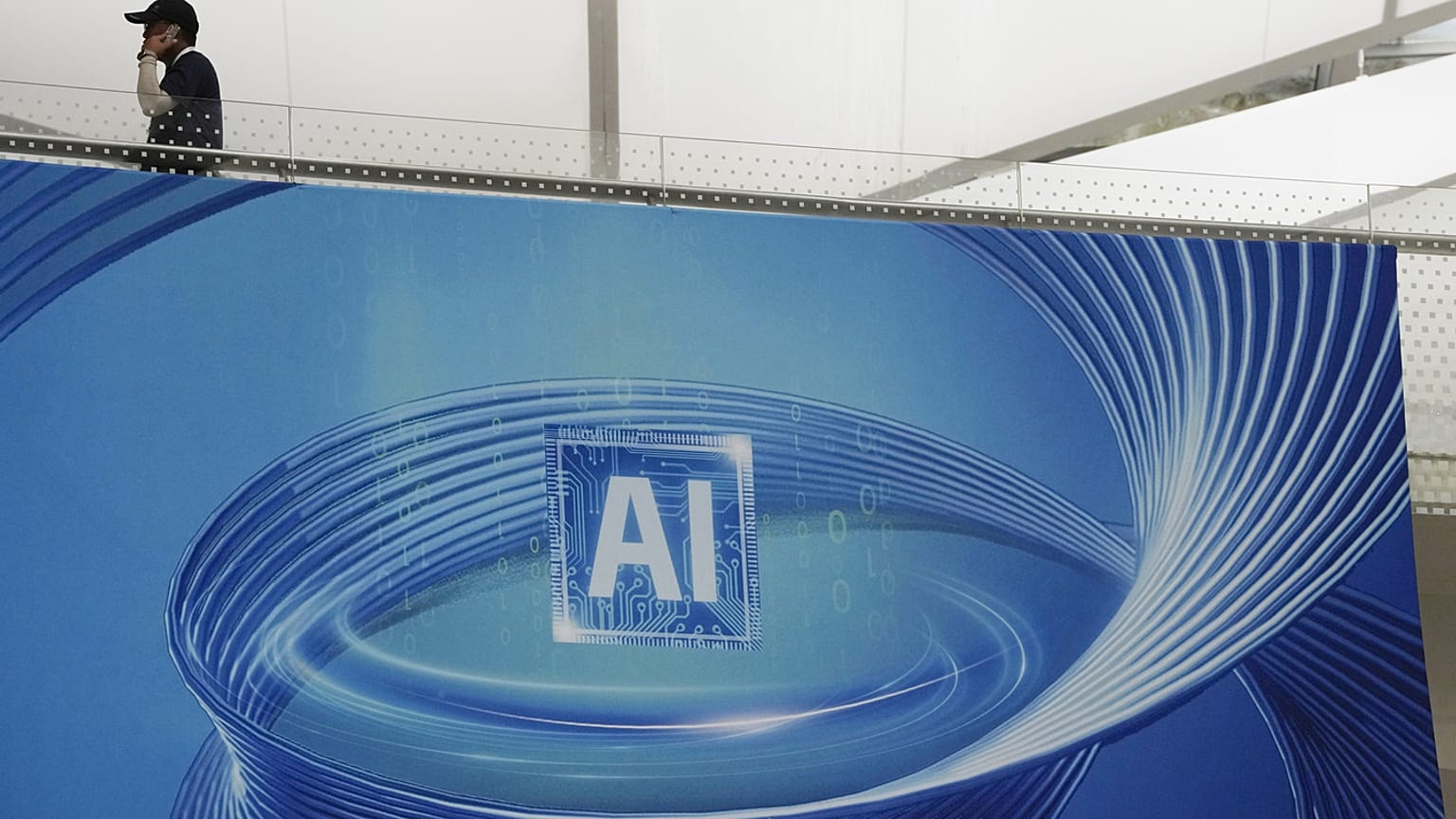 إعلان يروّج للذكاء الاصطناعي قبل انعقاد مؤتمر العالم للذكاء الاصطناعي المزمع عقده في شنغهاي، يوم الأربعاء 5 يوليو 2023. (أ ف ب/نج هان جوان)
