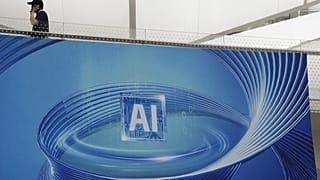 إعلان يروّج للذكاء الاصطناعي قبل انعقاد مؤتمر العالم للذكاء الاصطناعي المزمع عقده في شنغهاي، يوم الأربعاء 5 يوليو 2023. (أ ف ب/نج هان جوان)