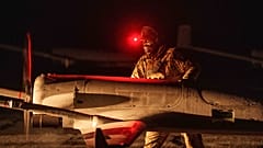 Un militar ucraniano del 14.º Regimiento Independiente de Sistemas Aéreos No Tripulados prepara un dron de largo alcance An-196 Liutyi antes de su despegue.