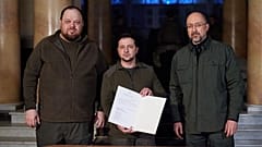 FILE: Volodimir Zelenszkij elnök aláírja Ukrajna európai uniós csatlakozási kérelmét, 2022. február 28.