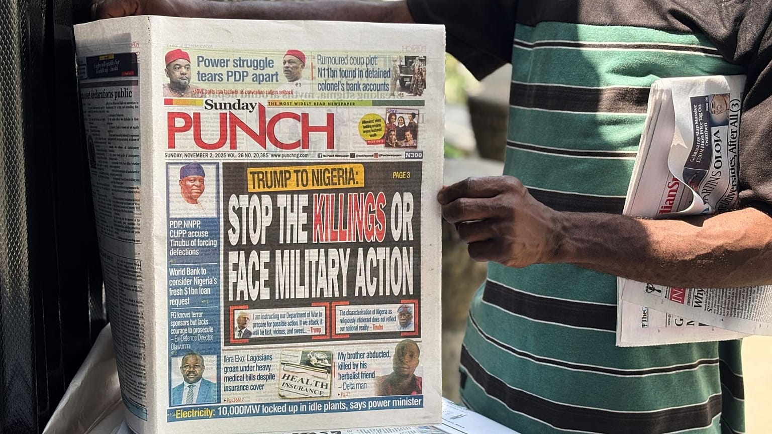 فروش روزنامه با تیتر تهدید ترامپ علیه نیجریه در لاگوس