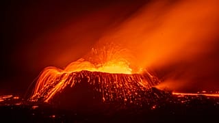 النشاط الانفجاري على بُعد حوالي 200 متر من الفوهة