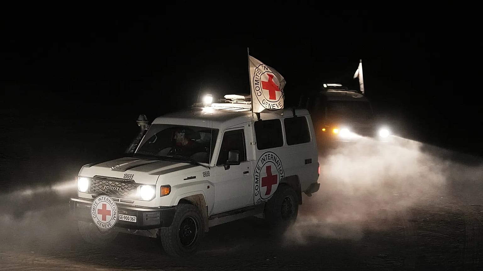 A Vöröskereszt járművei a Hamász által átadott három elhunyt túsz holttestét szállítják Izrael felé, 2025. november 2.