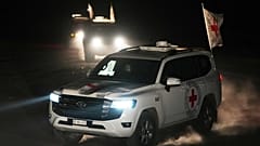 Hamas tarafından teslim edilen ve ölen rehineler olduğuna inanılan üç kişinin cesetlerini taşıyan Kızılhaç araçları İsrail sınır kapısına doğru ilerliyor