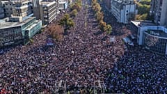 Az áldozatokra emlékeznek emberek az újvidéki vasútállomás előtt 2025. november 1-jén, a tömegszerencsétlenség első évfordulóján