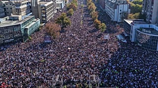 Άνθρωποι αποτίουν φόρο τιμής στα θύματα μπροστά από τον σιδηροδρομικό σταθμό του Νόβι Σαντ κατά την πρώτη επέτειο του μαζικού δυστυχήματος την 1η Νοεμβρίου 2025