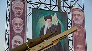 تصویر علی خامنه‌ای به همراه چند نفر از مقامات عالی‌رتبه نظامی کشته‌شده در حملات اسرائیل