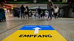 Ukrajnából érkező menekültek befogadóközpontjához vezető jelzés Köln főpályaudvarán