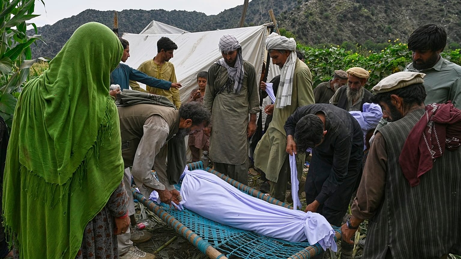 جثة فتاة عقب الزلزال القوي الذي بلغت شدته 6.0 درجات مساء الأحد، في منطقة نائية من ولاية كونار شرقي أفغانستان، الثلاثاء 2 أيلول/سبتمبر 2025.