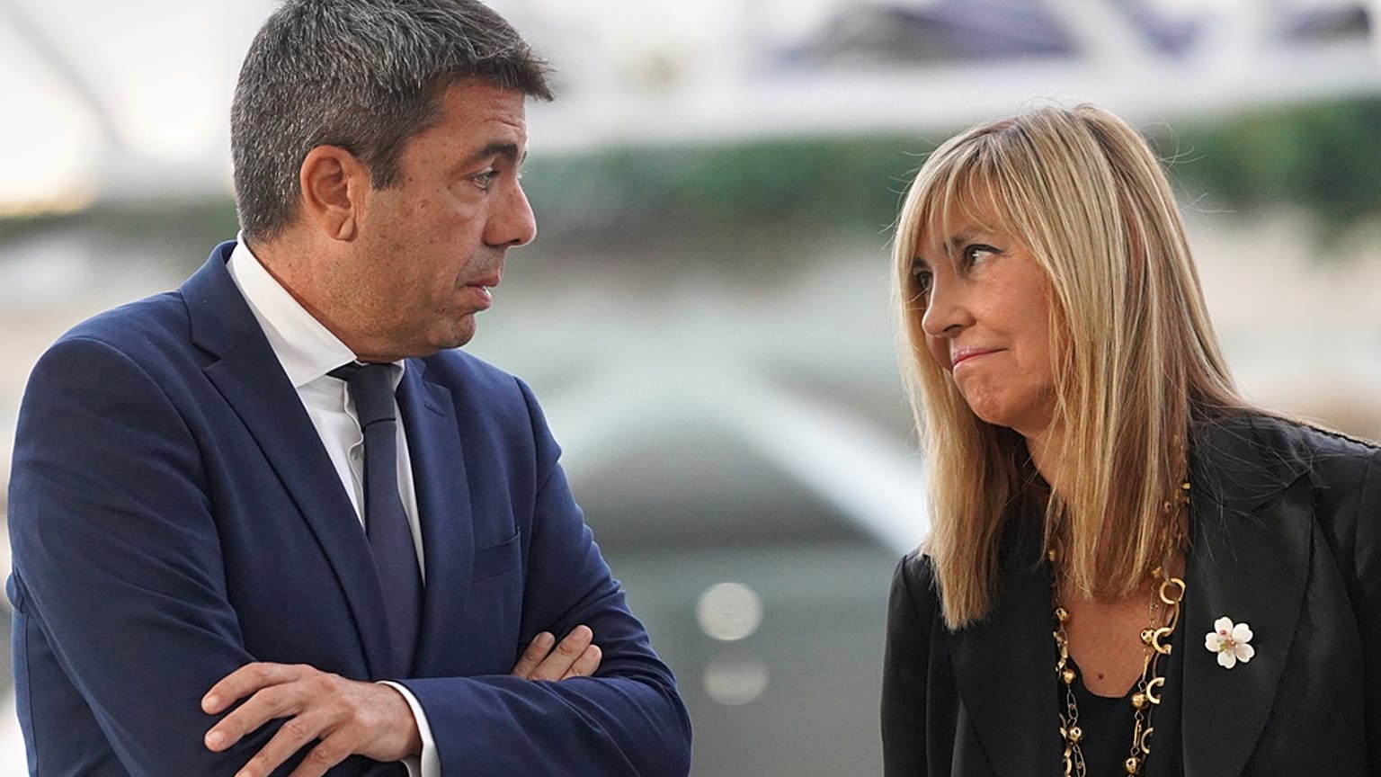 Carlos Mazón  fala com a presidnete do Tribunal Superior de Justiça de Espanha durante o funeral de Estado das vítimas da DANA