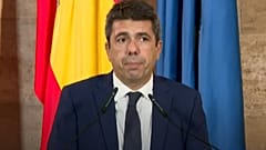 Carlos Mazón 3 Kasım 2025 tarihinde medyanın karşısına çıkarken.
