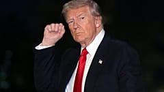 الرئيس دونالد ترامب في الحديقة الجنوبية للبيت الأبيض، يوم الأحد 2 نوفمبر 2025 في واشنطن، بعد عودته من رحلة إلى فلوريدا.
