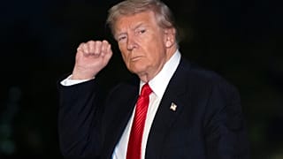 الرئيس دونالد ترامب في الحديقة الجنوبية للبيت الأبيض، يوم الأحد 2 نوفمبر 2025 في واشنطن، بعد عودته من رحلة إلى فلوريدا.