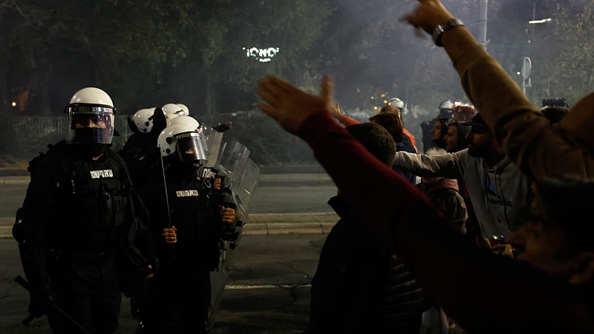 Aumentam tensões durante protestos em frente ao parlamento sérvio em Belgrado