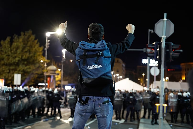 Un opposant au président serbe scande des slogans lors d'une manifestation devant le bâtiment du Parlement à Belgrade 
