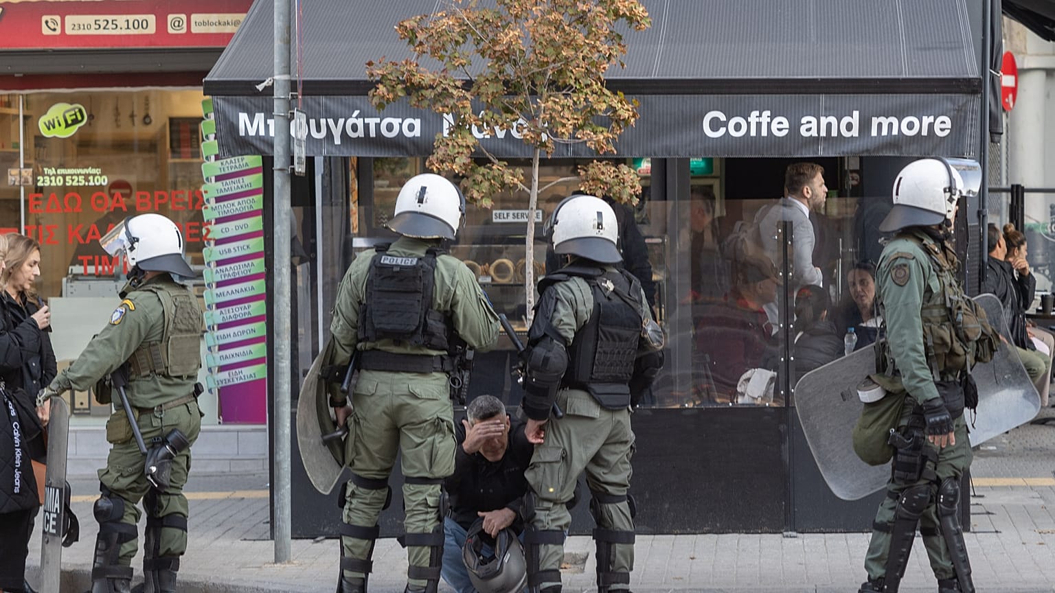 Οι δυνάμεις των ΜΑΤ με έναν εκ των συλληφθέντων