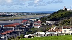 A Base das Lajes é utilizada pela Força Aérea dos Estados Unidos, que mantém um acordo com Portugal desde 1945