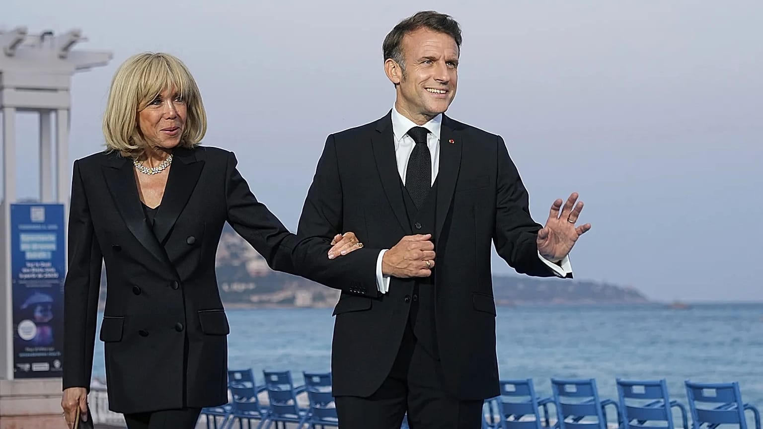 ARŞİV – Fransa Cumhurbaşkanı Emmanuel Macron ve eşi Brigitte Macron, Nice kentindeki BM Okyanus Konferansı kapsamında akşam yemeği öncesinde poz veriyor. / 8 Haziran 2025