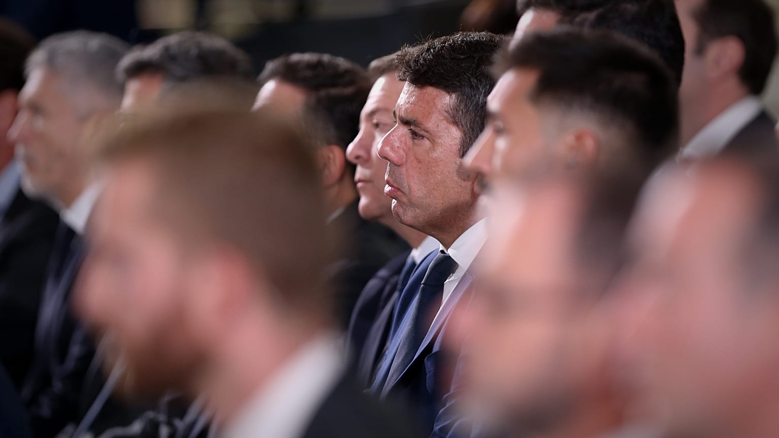 El presidente de Valencia, Carlos Mazón, asiste a una ceremonia un año después del desastre que causó la muerte de más de 230 personas, en Valencia, el 29 de octubre de 2025.