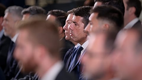 El presidente de Valencia, Carlos Mazón, asiste a una ceremonia un año después del desastre que causó la muerte de más de 230 personas, en Valencia