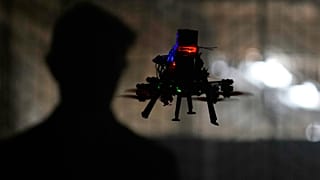 Fotónk illusztráció: amerikai diák irányít egy drónt egy laboratóriumban