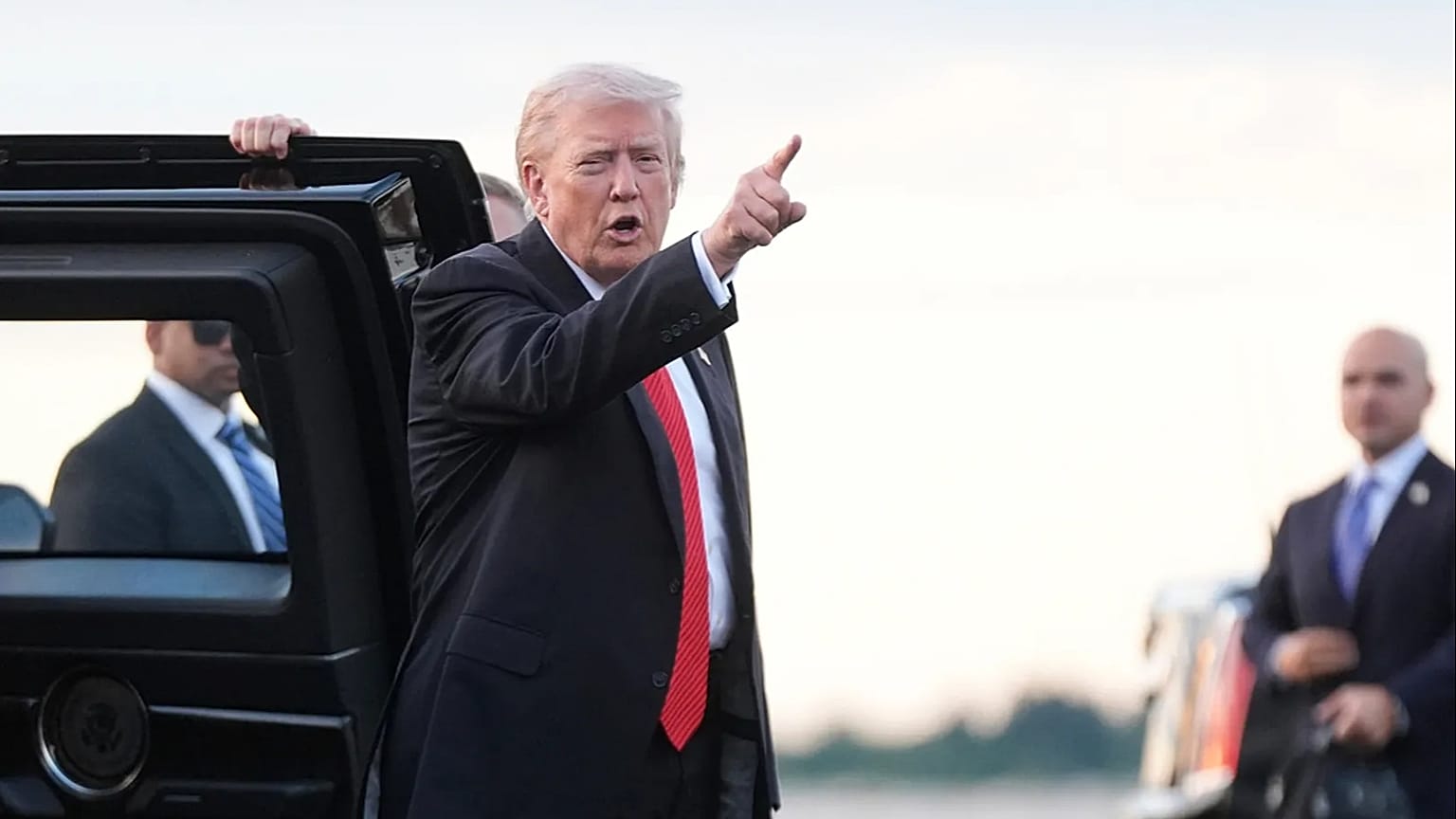 ترامب يستعد للصعود على متن "إير فورس وان" عائداً إلى البيت الأبيض بعد عطلة نهاية الأسبوع في مار-أ-لاجو، 2 نوفمبر 2025.