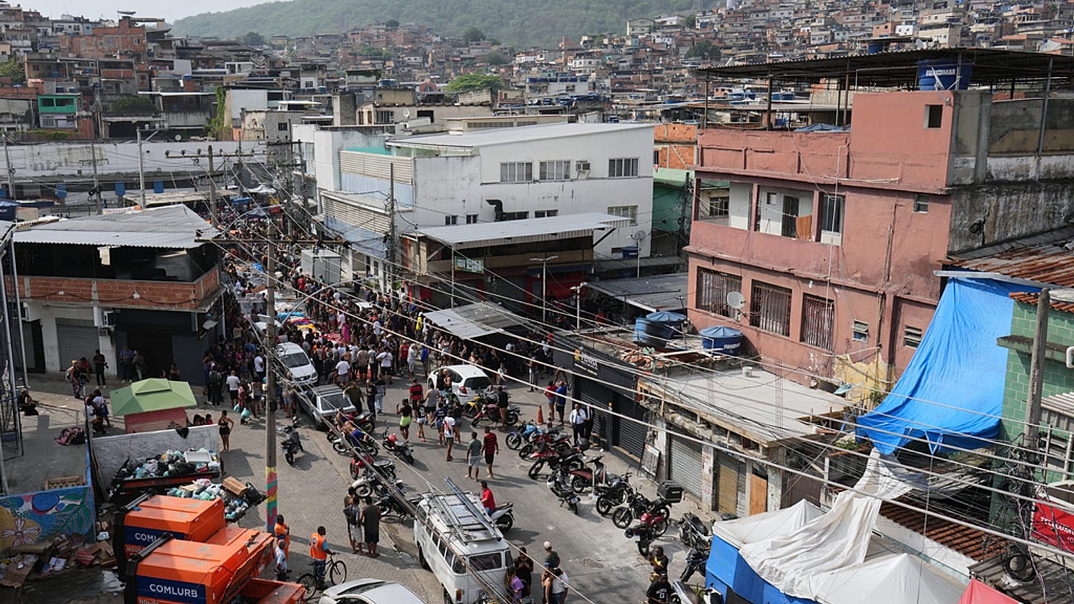 Pelo menos 19% da população brasileira vive em áreas com milícias e fações criminosas