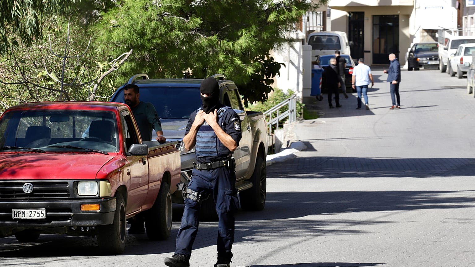 Ισχυρές δυνάμεις της αστυνομίας παραμένουν ένα 24ωρο μετά το μακελειό με τους δυο νεκρούς και τους τέσσερις τραυματίες από πυροβολισμούς στα Βορίζια του Δήμου Φαιστού