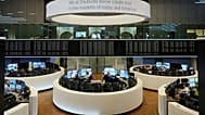 Dosya - roker Almanya'nın Frankfurt kentindeki borsada video ekranlarına bakıyor. 16 Nisan 2025