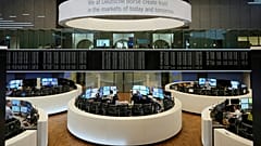 Dosya - roker Almanya'nın Frankfurt kentindeki borsada video ekranlarına bakıyor. 16 Nisan 2025