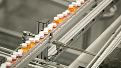 10 luglio 2018, bottiglie di medicinali scorrono su un nastro in un magazzino di farmacia per corrispondenza a Florence, nel New Jersey (Foto AP/Julio Cortez, archivio)