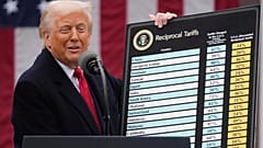 DOSYA - Başkan Donald Trump, Washington'daki Beyaz Saray'ın Gül Bahçesi'nde yeni gümrük tarifelerini açıkladığı bir etkinlik sırasında konuşuyor. 2 Nisan 2025