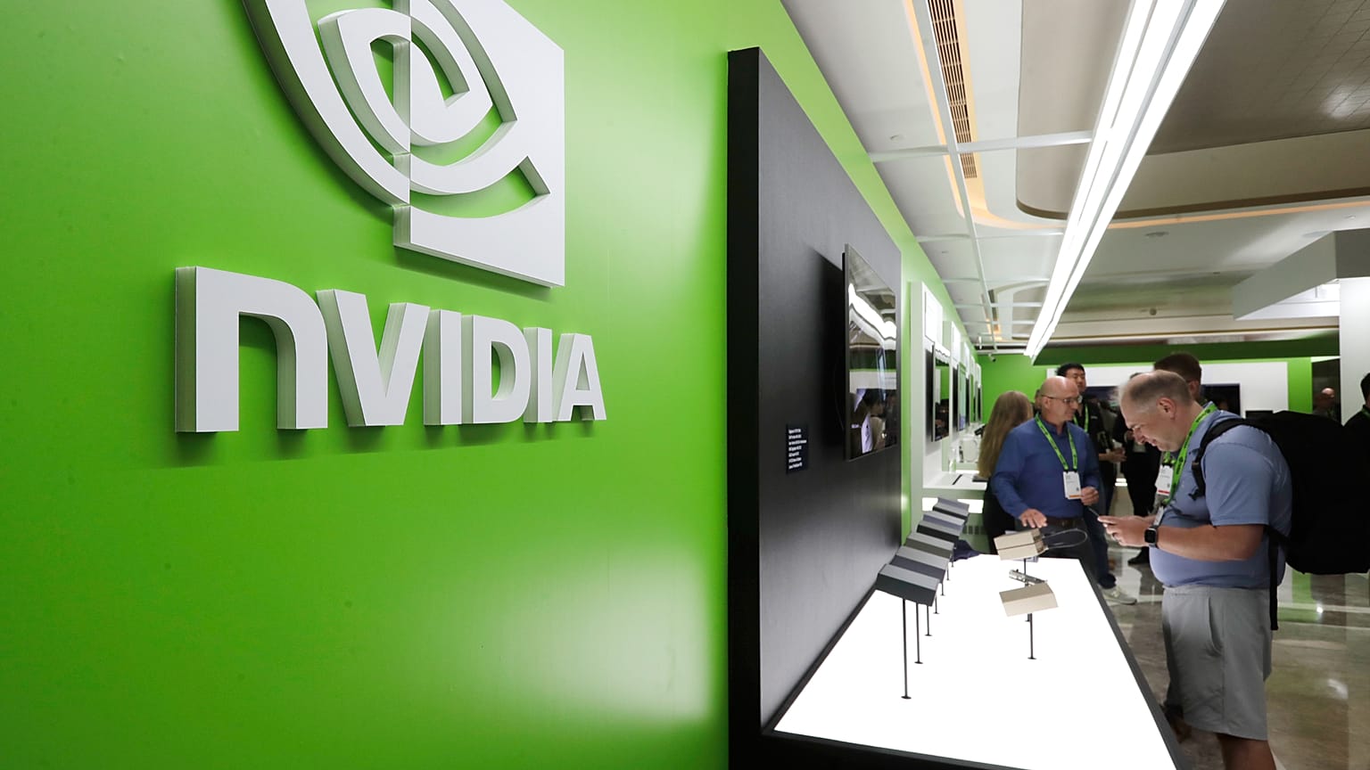 Des visiteurs découvrent les nouveaux produits de Nvidia lors du salon Computex 2025 à Taipei, Taïwan, mercredi 21 mai 2025