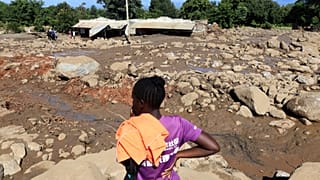 Elgeyo Marakwet ilindeki Chesongoch'un dağlık kesiminde onlarca kişinin hayatını kaybettiği heyelanın yaşandığı yerde insanlar olay yerini inceliyor.