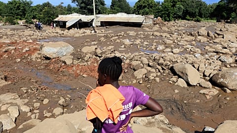 Des habitants inspectent les lieux d'un glissement de terrain qui a fait des dizaines de morts dans la zone vallonnée de Chesongoch, dans le comté d'Elgeyo-Marakwet.