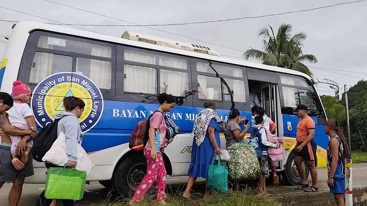 في هذه الصورة التي قدمتها حرس السواحل الفلبيني، يتم إجلاء السكان إلى مناطق أكثر أمانًا مع اقتراب الإعصار كالمايجي من منطقة سان ميغيل في محافظة ليتيه، الفلبين