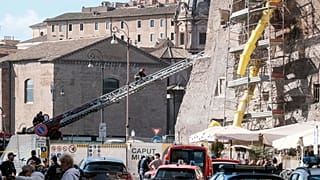 Los bomberos rescatan a los trabajadores tras el derrumbe parcial de una torre medieval cerca del Foro Romano  en Roma, el lunes 3 de noviembre de 2025.