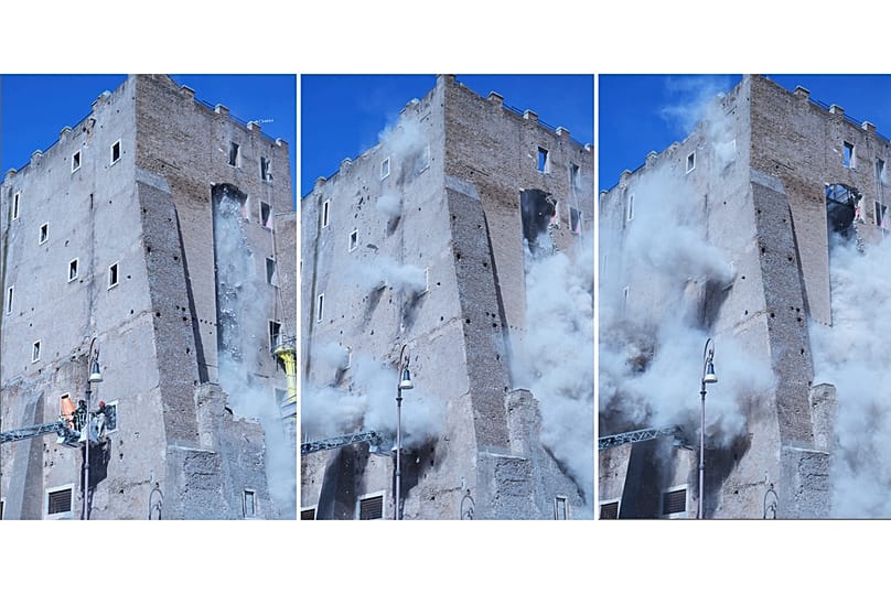 El segundo derrumbe mientras los bomberos intentaban rescatar a un trabajador después de que una torre cercana al Foro Romano se cayese parcialment el 3 de noviembre de 2025.