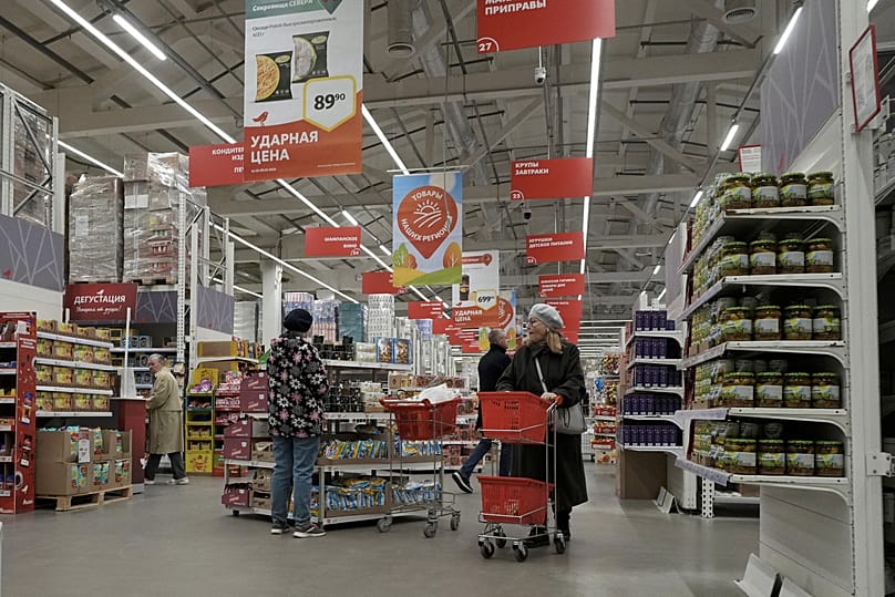 Des clients choisissent des produits alimentaires dans un magasin du distributeur français Auchan à Saint-Pétersbourg, en Russie, le jeudi 24 octobre 2024.