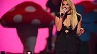 بريتني سبيرز تقدم مايلي سايرس خلال اليوم الثاني من مهرجان iHeartRadio الموسيقي، السبت 21 سبتمبر 2013، في لاس فيغاس، نيفادا. (تصوير: آل باورز/Powers Imagery/Invision /AP)