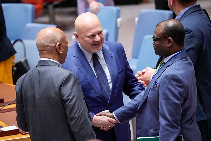 كريم خان، المدعي العام للمحكمة الجنائية الدولية، يتحدث إلى السفير السوداني لدى الأمم المتحدة، الخميس 13 يوليو/تموز 2023، في مقر الأمم المتحدة.