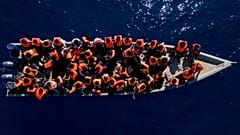 Eritre, Libya ve Sudan'dan gelen göçmenler Libya'nın kuzeyinde Akdeniz'de ahşap bir tekneyle seyrediyor, 17 Haziran, 2023
