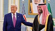 الرئيس الأمريكي دونالد ترامب وولي عهد المملكة العربية السعودية محمد بن سلمان يلتقيان في القصر الملكي بالرياض، السعودية، 13 مايو 2025.