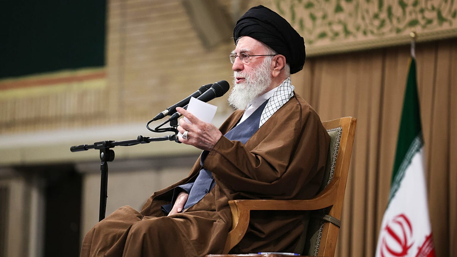  في هذه الصورة التي نشرها الموقع الرسمي لمكتب المرشد الأعلى الإيراني، يتحدث علي خامنئي في اجتماع مع مجموعة من الطلاب في طهران، إيران، يوم الاثنين 3 نوفمبر/تشرين الثاني 2025.