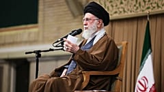  في هذه الصورة التي نشرها الموقع الرسمي لمكتب المرشد الأعلى الإيراني، يتحدث علي خامنئي في اجتماع مع مجموعة من الطلاب في طهران، إيران، يوم الاثنين 3 نوفمبر/تشرين الثاني 2025.