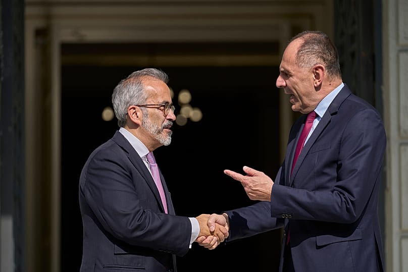 O ministro dos Negócios Estrangeiros grego, George Gerapetritis, à direita, dá as boas-vindas ao seu homólogo português, Paulo Rangel, durante a reunião em Atenas.