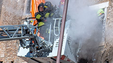 Des pompiers tentant de secourir un ouvrier sont pris dans un nuage de débris lors d'un 2e effondrement après l'effondrement partiel d'une tour médiévale près du Forum romain