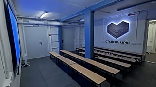 Stalowy schron w ośrodku edukacji wojskowej w Ukrainie.