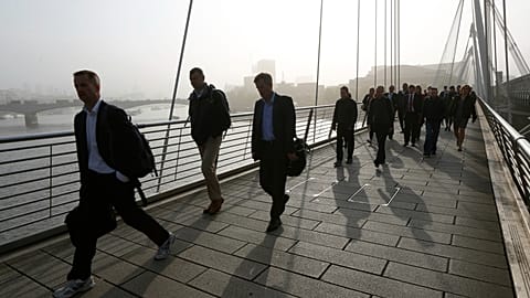 Άνθρωποι περπατούν στην πεζογέφυρα Hungerford στο Λονδίνο. 30 Απριλίου 2014.