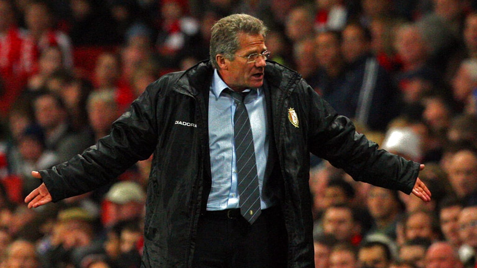 Bölöni a belga Standard Liege edzőjeként, egy Arsenal elleni BL-mérkőzésen Londonban, 2009. november 24-én.